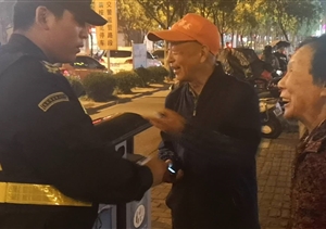 長興島宗保治安巡邏，撿到手機(jī)，及時(shí)歸還失主