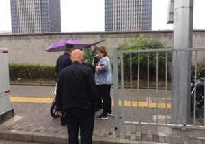 伸出援手，大愛無疆，宗保北蔡市容項(xiàng)目隊(duì)員救助暈倒女子