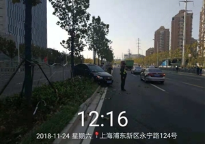 路見(jiàn)交通事故，幫忙維持秩序 --金橋輔警項(xiàng)目協(xié)助維持交通秩序