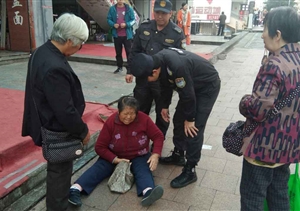 七旬老人摔倒，熱心特保伸援手 --惠南市容項(xiàng)目救助受傷老人