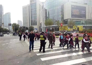 要幫助 找特保 全力服務(wù)保障安全 --陸家嘴梅園項(xiàng)目護(hù)送小朋友過馬