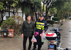 迷路老人神情慌，宗保特保來幫忙 --長(zhǎng)興島項(xiàng)目將迷路老人送回家