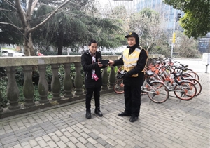 拾金不昧樹新風(fēng)系列報(bào)道 --金橋市容隊(duì)員拾到錢包交還于失主