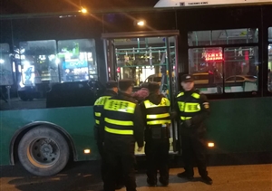 輪椅游客行動(dòng)不便 民泰特保熱心幫助 --浙江民泰良渚項(xiàng)目幫助輪椅