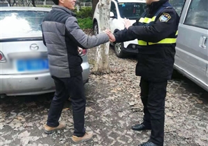 司機粗心忘鎖車門 特保熱心來告知 --金橋輔警隊員熱心幫助粗心司