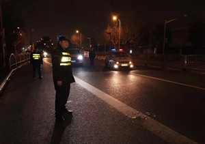 車輛側(cè)翻發(fā)生險(xiǎn)情 宗保特保妥善處置 --金橋輔警協(xié)助處理交通事故