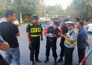 大爺騎車摔倒  保安緊急施救 ——臨平市容隊(duì)員巡邏途中緊急救助摔