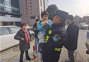 路遇迷途小朋友，輔助隊(duì)員護(hù)安全 ——周浦輔警項(xiàng)目隊(duì)員幫助走失孩
