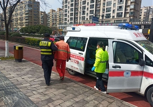 老人昏倒在地，扶還是不扶？民泰保安給出溫暖堅定的答案 ——浙江