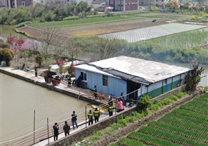 無人機航拍捕捉火情  保安消防員聯(lián)手施救 ——宗保公司無人機在執(zhí)