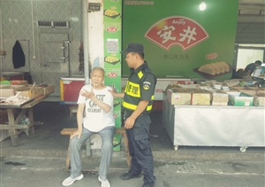 耄耋老人行動(dòng)不便   宗保保安熱心相助 ——宗保公司駐徽州區(qū)市容