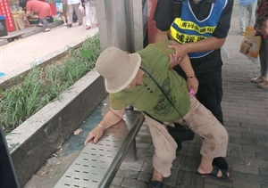 老人炎炎夏日突暈倒  保安及時救助化險情——宗保世博區(qū)域南碼頭