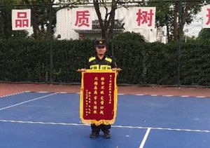 失主醉酒大意丟手機  隊員發(fā)現(xiàn)歸還獲贊譽——周浦市容項目隊員撿