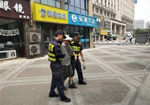 公司駐中泰城管輔助隊(duì)員貼心護(hù)送迷路老人回家