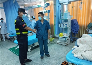 女孩暈倒不省事 隊員施救解其危——歙縣市容項目隊員救助暈倒女孩