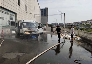 汽車突發(fā)自燃有危險  隊員忘我撲救保平安—宗保公司駐兩港項目隊