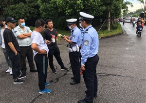 交通事故路擁堵 隊(duì)員疏導(dǎo)保暢通—金橋交管隊(duì)員及時(shí)疏通事故現(xiàn)場(chǎng)