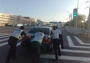 轎車熄火車主急  輔警助其排除難--公司駐金橋治安派出所輔警積極