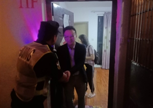 男子醉酒行走困難  輔警助其平安回家--金橋交管項(xiàng)目隊(duì)員幫助醉酒