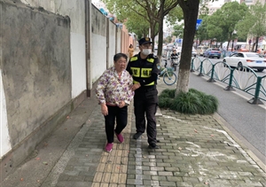 路遇迷路癡呆老人 隊員安撫幫尋家人--周浦市容項目隊員安撫癡呆老