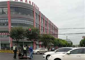 雨天女子騎車摔倒 輔警熱心幫助扶起--新場輔警隊員扶起騎車摔倒的