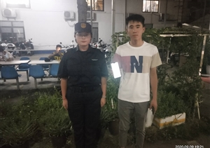 撿到手機(jī)等無果   主動(dòng)上交還失主--新場輔警項(xiàng)目隊(duì)員撿到一部黑色