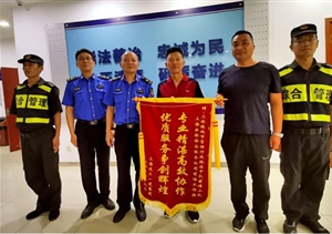 維護(hù)施工秩序 消除就餐隱患--三林市容前灘項(xiàng)目隊(duì)員配合疏導(dǎo)流動(dòng)攤