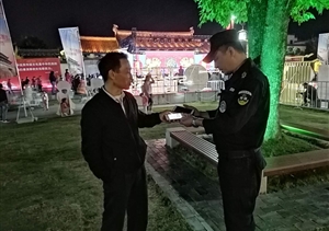 輔警巡邏撿手機  歸還失主獲稱贊--黃山歙縣市容項目隊員撿到手機