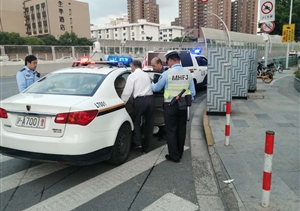 路遇迷路老人  輔警暖心幫助--閔行虹橋交通輔警項目隊員幫助迷路
