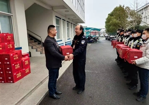 春節(jié)慰問送關(guān)懷 情暖宗保隊(duì)員心 —周東派出所慰問宗保隊(duì)員