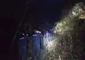 五保老人深山走失 隊員連夜進山尋找 —湯口項目隊員連夜進山搜尋