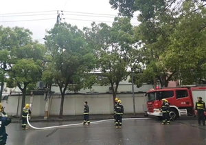 宗保隊員積極協(xié)助維護火災現場交通秩序