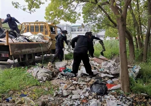 宗保隊員積極參與裸露垃圾清理整治行動