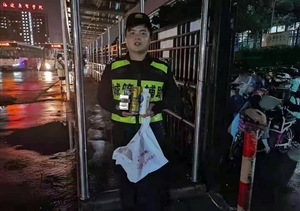 堅(jiān)守底線樹正氣 拒收物品獲稱贊 —周浦市容項(xiàng)目隊(duì)員拒收物品