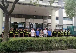 三林鎮(zhèn)楊思社區(qū)領(lǐng)導(dǎo)看望慰問宗保隊員