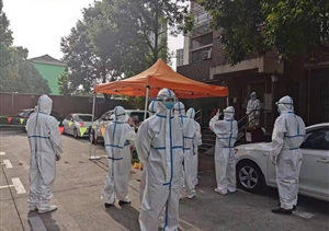 宗保公司協(xié)助街鎮(zhèn)做好核酸檢測(cè)秩序維護(hù)工作