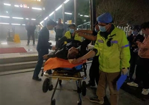 男子酒后摔傷 隊(duì)員及時(shí)救助—良渚地鐵菜場(chǎng)項(xiàng)目隊(duì)員救助摔傷男子