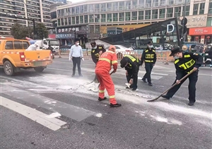 建筑垃圾散落 隊(duì)員及時(shí)清理—良渚地鐵菜場(chǎng)項(xiàng)目隊(duì)員清理建筑垃圾