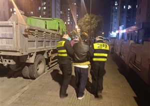 男子醉酒躺路邊 隊(duì)員幫助送回家 —崇賢市容項(xiàng)目隊(duì)員幫助醉酒男子
