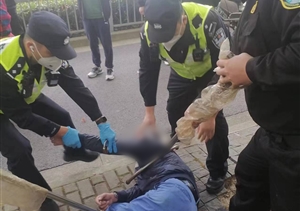 男子持刀情緒激動 員工勇敢助陣制止—宗保公司員工協(xié)助控制持刀男