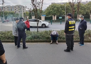 女子醉酒躺路邊 員工幫助送醫(yī)院—宗保公司員工幫助醉酒女子