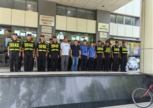 浦東三林鎮(zhèn)楊思社區(qū)領(lǐng)導(dǎo)看望慰問(wèn)宗保公司員工