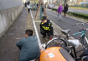 男子醉酒頭摔傷 員工幫助送醫(yī)治—宗保公司員工救助醉酒摔傷男子