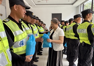 宗保公司員工受到甲方單位領(lǐng)導(dǎo)看望慰問(wèn)